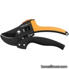 Контактний секатор з храповим механізмом PowerStep ™ Fiskars P83 111670 (1000575)